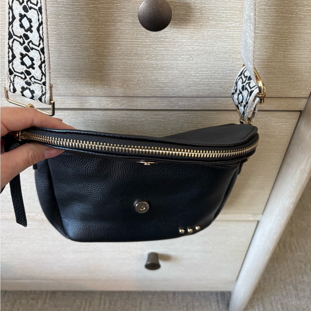 Chic Black Crossbody Bag with Gold Accents - Picture 2 of 4